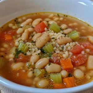 Italienische Cannellini-Bohnen- und Pastina-Suppe: Ein herzhafter, wohltuender Klassiker