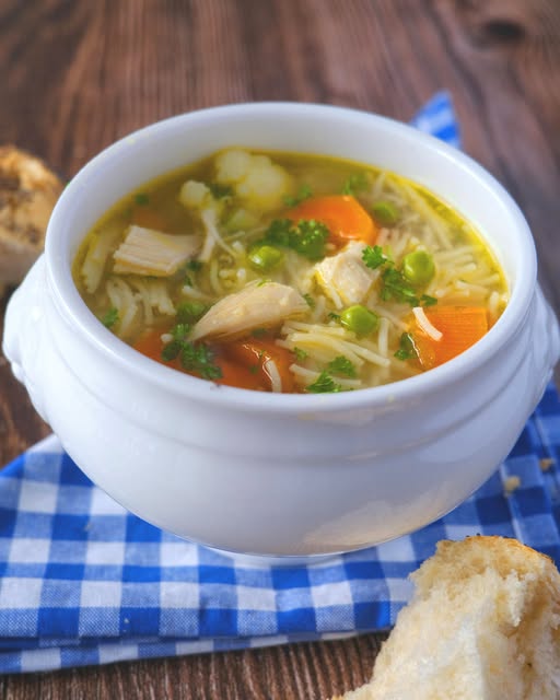 Hausgemachte Deutsche Hühnersuppe mit Nudeln – Ein Klassiker für jede Jahreszeit