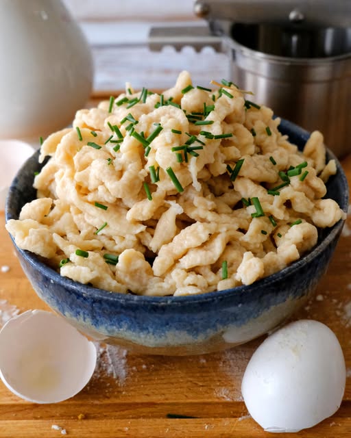 So bereiten Sie hausgemachte Spätzle zu – Ein einfaches Rezept für das klassische deutsche Eierknödelgericht