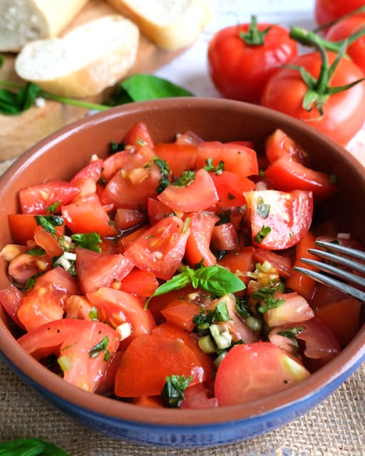 Erfrischender Deutscher Tomatensalat – Ein Einfaches Rezept für jeden Anlass