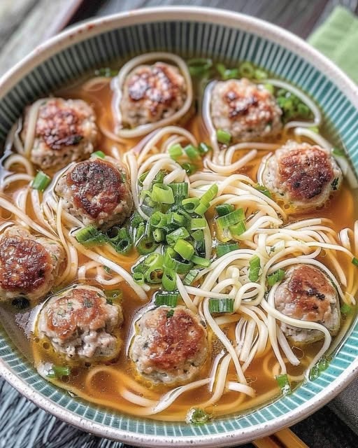 Herzhaftes Wohlfühlessen: Fleischbällchen in Nudelsuppe