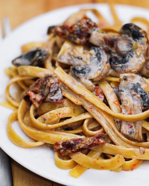 Pasta mit sonnengetrockneten Tomaten und Pilzen in einer Knoblauch-Basilikum-Sauce