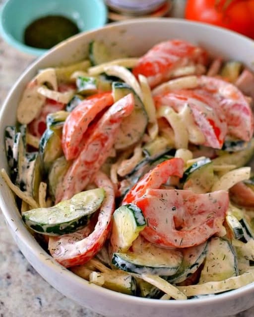 Frischer Gurken-Tomaten-Salat: Die perfekte cremige Beilage für jede Gelegenheit