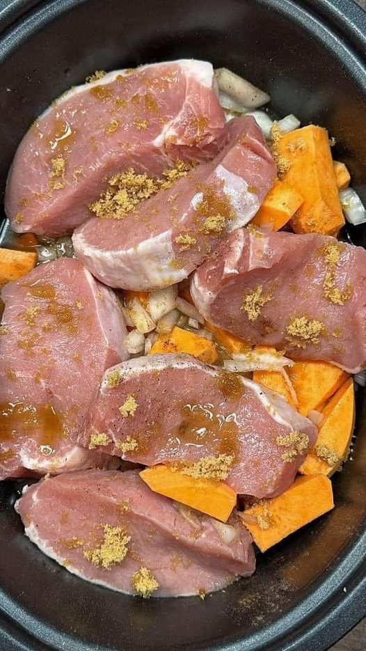 Zarte Schweinekoteletts mit Süßkartoffeln aus dem Slow Cooker: Ein wohlschmeckendes Wohlfühlessen