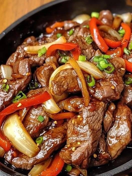 Knuspriges chinesisches Pfeffersteak mit Zwiebeln: Ein herzhaftes und würziges Gericht