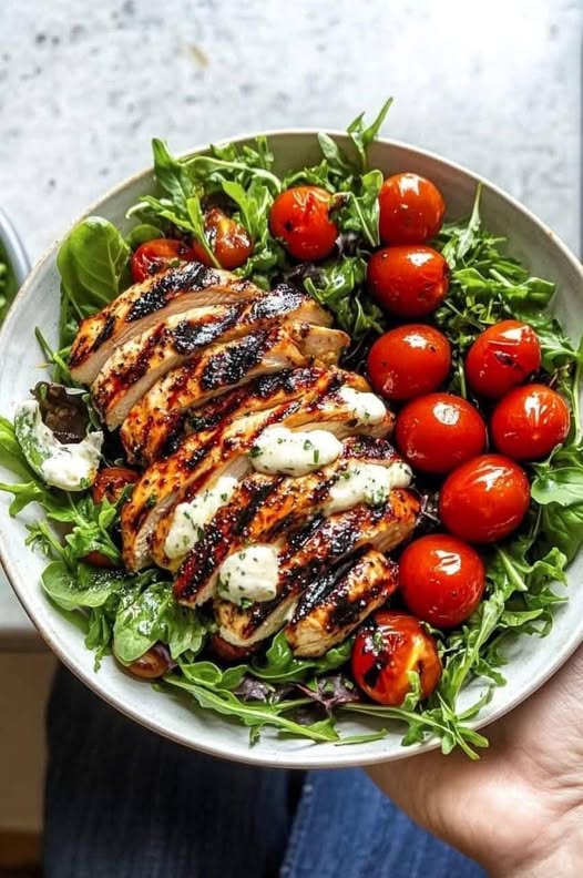 Gegrillte Hähnchen-Caprese-Salatschüssel: Ein frischer und geschmackvoller Genuss