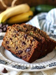 Bananenbrot mit Schokoladenstückchen und Zucchini: Eine saftige und köstliche Variante