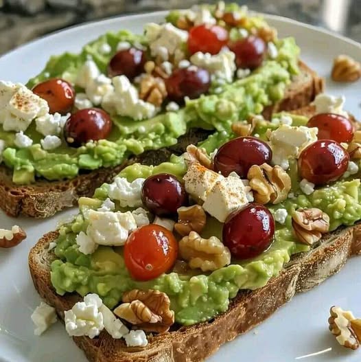 Avocado-Toast mit Feta, Kirschtomaten, Cranberries und Walnüssen: Ein gesunder Genuss"