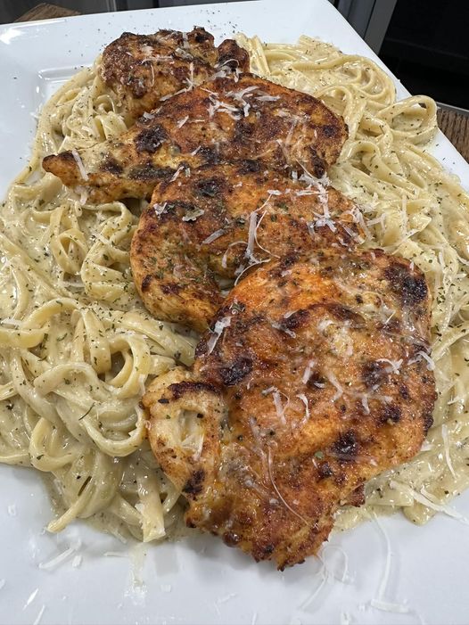 Hähnchen Alfredo mit Knoblauch-Parmesan – Ein cremiger Genuss für jeden Anlass