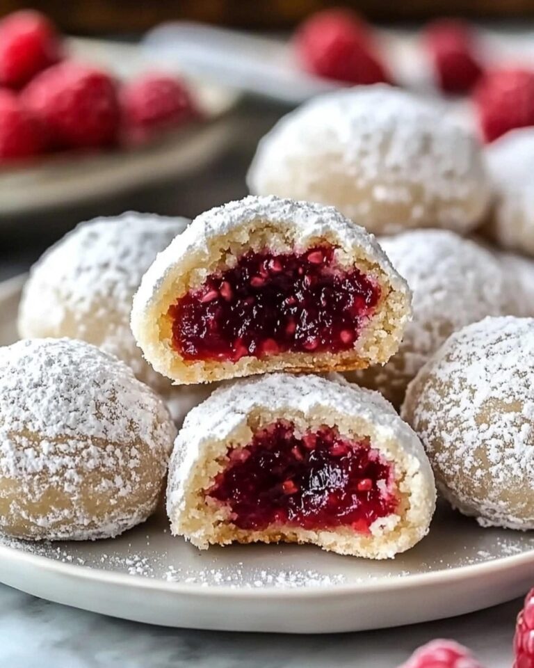 Mandel-Schneebälle mit Himbeerfüllung: Ein zartes Winter-Genuss