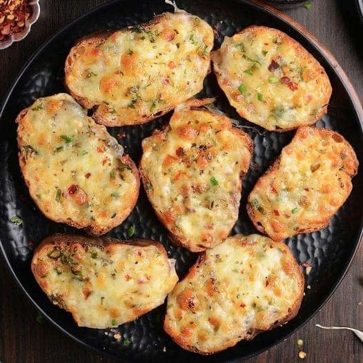 Modernes Knoblauchbrot aus der Heißluftfritteuse: Ein Genuss, der zum Dahinschmelzen verführt