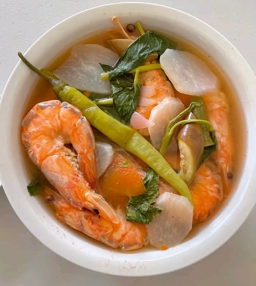 Sinigang na Hipon: Garnelen in einer köstlich-sauren Suppe