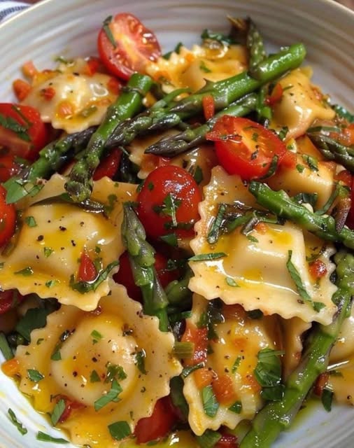 Ravioli mit Tomaten, Spargel, Knoblauch und Kräutern: Ein frisches und schmackhaftes Gericht