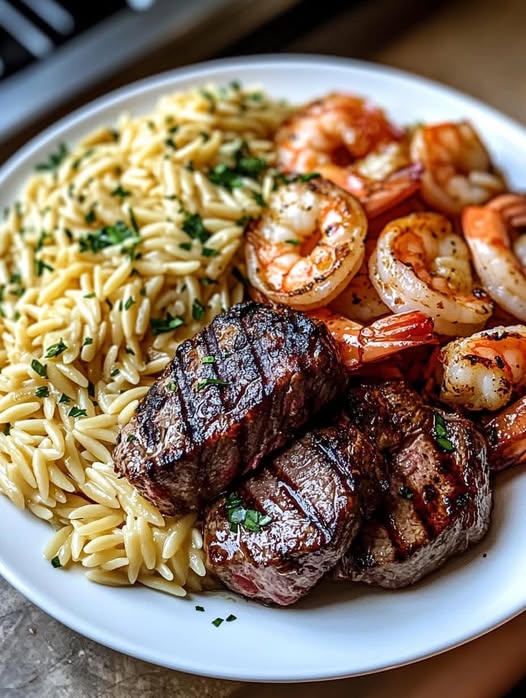 Steak- und Shrimps-Alfredo-Pasta: Der ultimative Surf-and-Turf-Genuss