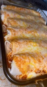 Hähnchen-Enchiladas für Liebhaber von Cremigem Käse: Ein Wohltuender Tex-Mex-Favorit