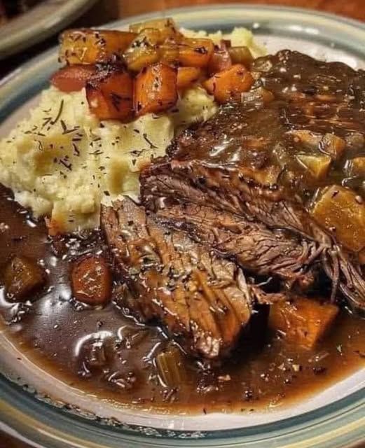 Deftiges Rindfleisch mit Sauce auf cremigem Kartoffelpüree: Ein Genuss für jede Gelegenheit