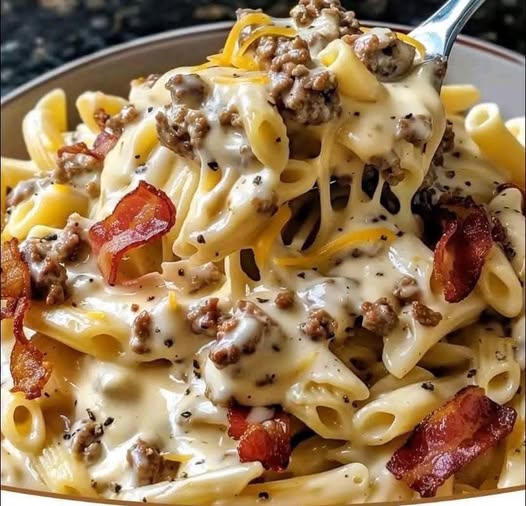 Alfredo-Pasta mit Cheeseburger und viel Bacon: Ein wahres Comfort Food für Fleischliebhaber