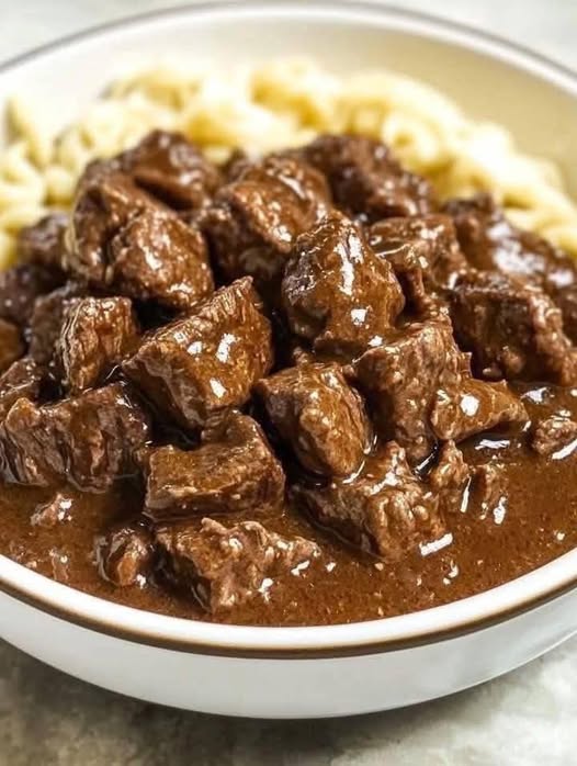 Zarte Rinderspitzen aus dem Crockpot: Ein Rezept für saftige, zerfallende Fleischstücke in würziger Rindersauce