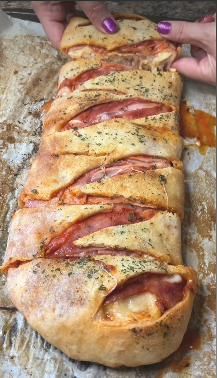 Italienischer Stromboli – Ein köstlicher gefüllter Teiggenuss