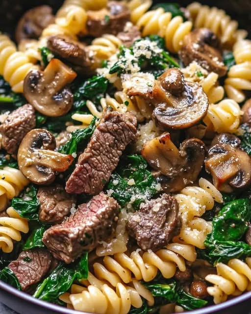 Reichhaltige Beef Garlic Parmesan Pasta mit Spinat und Champignons: Ein kulinarisches Meisterwerk