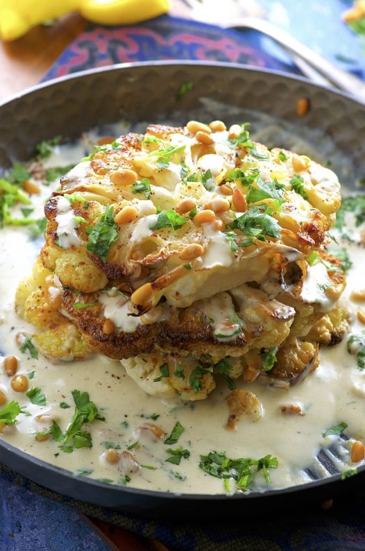 Geröstete Blumenkohlsteaks mit Tahini-Sauce – Ein köstliches veganes Gericht