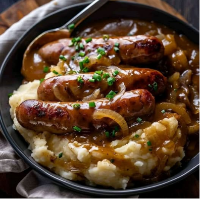 Würstchen mit Zwiebelsoße: Das britische Komfortessen Bangers and Mash