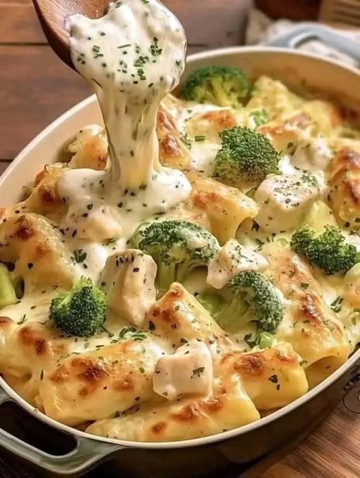 Cremiges Gebackenes Alfredo-Gericht mit Hähnchen und Brokkoli – Ein herzhaftes Wohlfühlessen