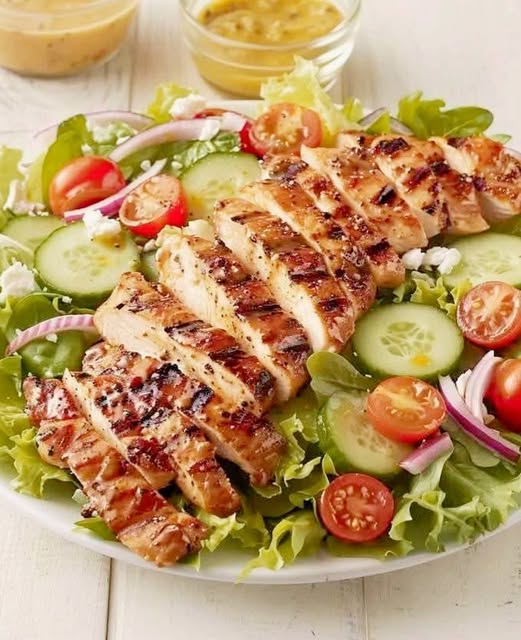 Gegrillter Hühnersalat mit Dijon-Dressing: Ein frischer und würziger Genuss