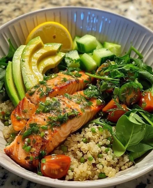 Quinoa-Bowl mit Lachs, Avocado und Zitronen-Kräutern: Ein erfrischendes und nährstoffreiches Gericht